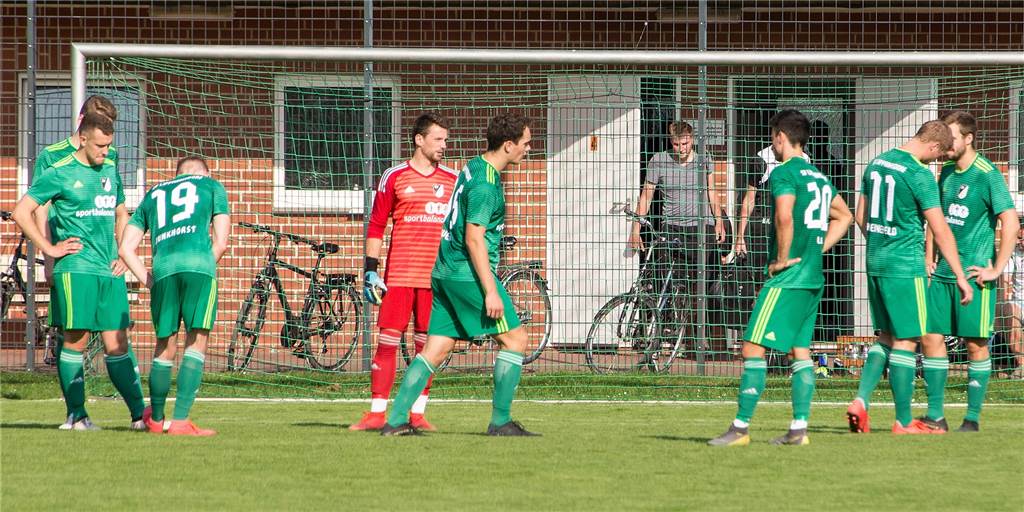 Ein „blöder Zufall“ macht Lippramsdorfs Kapitän das Leben schwer Marvin Niehaus (l.) und der SV Lippramsdorf haben zuletzt zwei Mal nur einen Punkt geholt.
