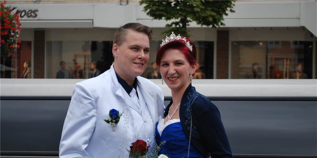 Hochzeit um 5 Monate verschoben - Werner Paar gibt sich endlich Ja-Wort Stephanie (l.) und Sarah Hartmann haben sich am 3. Oktober 2020 das Ja-Wort im Alten Rathaus in Werne gegeben.