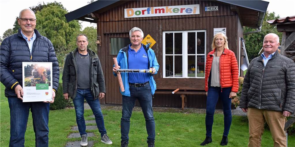 Bei der Preisübergabe an der Dorfimkerei (v. l.) Imker Detlef Bauerdick mit der Urkunde, Ralf Weichert (Dinkelbündnis), Herbert Moritz (Nabu), Monika Schürmann (Kommunalmanagerin Westenergie) und Hermann Mers (CDU, stellvertretender Bürgermeister).