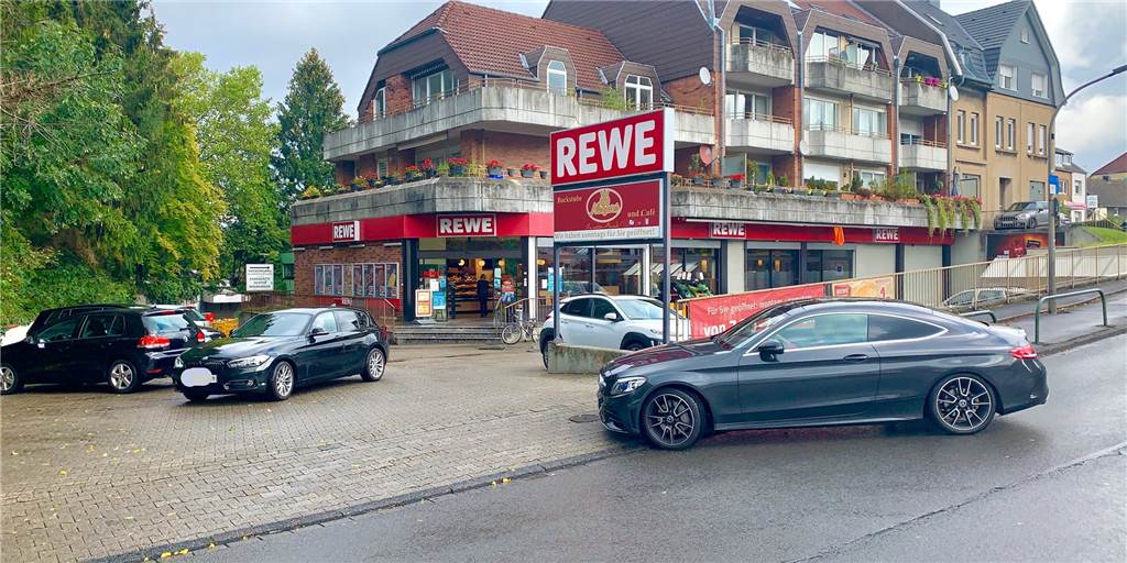Schwer bewaffnete Polizisten vor dem Rewe - Szenen wie aus einem Krimi Schwer bewaffnete Polizisten vor dem Rewe - Szenen wie aus einem Krimi