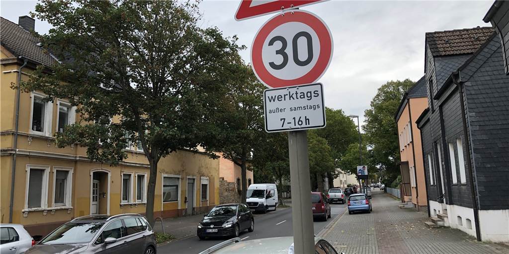 Hostedder Straße: Kaum Aussicht auf durchgängiges Tempo 30 Auf der Hostedder Straße gilt lediglich in einem kleinen Abschnitt vor dem Kindergarten Tempo 30. Dabei wird es nach dem derzeitigen Stand der Dinge wohl auch bleiben