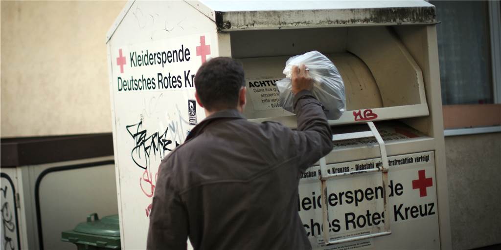 Wertvolle Uhr im Altkleidercontainer verloren - Finderlohn ausgesetzt Wertvolle Uhr im Altkleidercontainer verloren - Finderlohn ausgesetzt