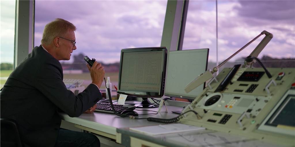 Stadtlohner Flugplatz – Luftsport für jedermann Vom Tower aus werden über Funk Informationen zur sicheren Landung an kommende Flugzeuge weitergegeben.