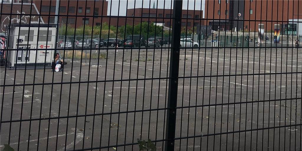 Anlaufstelle für bis zu 350 Obdachlose täglich an prominenter Stelle geplant Bislang wird das Grundstück als Parkplatz genutzt.