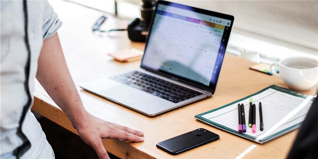 „Es muss auch unproduktive Zeiten geben“ - So geht Homeoffice richtig Was auf der Arbeit beim kurzen Smalltalk auf dem Flur oder beim Kaffee-Holen selbstverständlich ist, fühlt sich für viele im Home Office falsch an: Auch mal ein paar Minuten nicht produktiv zu sein.