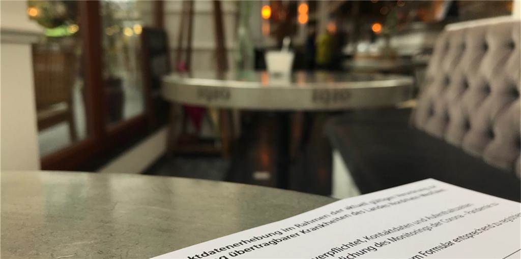 Corona: Castrop-Rauxeler Restaurants bereiten sich auf den Winter vor In der Gaststätte 1910 am Markt in der Altstadt werden die Daten der Gäste am Tisch erhoben.