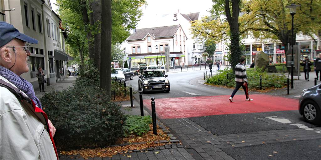 Rathausstraße: „Roter Weg statt Zebrastreifen ist lebensgefährlich“