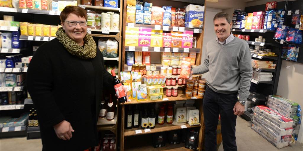 Dorfladen Vinnum will Schließung wegen Corona unbedingt verhindern Kirstin Kühler und Carsten Brass präsentieren Bio-Produkte, die der Dorfladen neu in sein Sortiment mit aufgenommen hat. Damit hat der Laden Wünsche der Kunden umgesetzt.