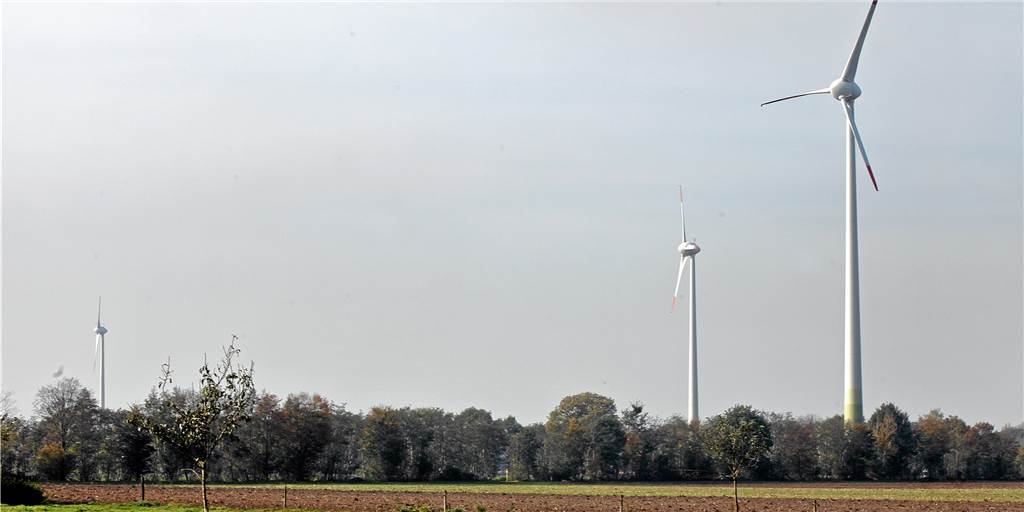 Windkraftanlagen: Stadtwerke Münster wollen im Sommer Pläne vorstellen Wo ist noch Platz für Windkraft? In Oeding drehen sich diese drei Windkrafträder.