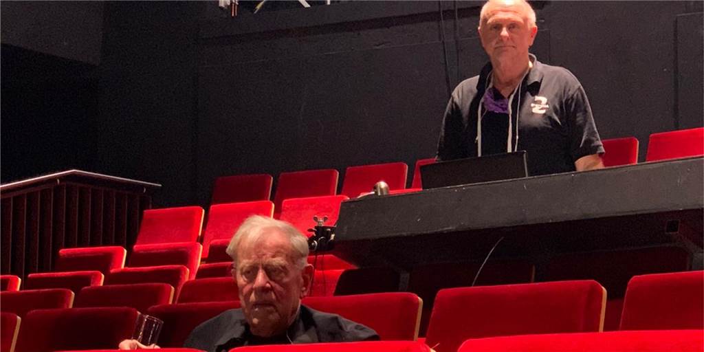 Berühmter Theater-Regisseur liest mithilfe eines Werners in Münster Beleuchtungsmeister Hermenegild Fietz aus Werne hat mit dem berühmten Theater-Regisseur Claus Peymann (83) im Wolfgang Borchert Theater Münster zusammengearbeitet.