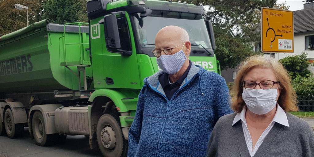 Anwohner klagen über Schwerlastverkehr und fordern endlich Lösungen Bis zu 100 Lkw am Tag fahren auf der Evinger Straße direkt am Haus des Ehepaars Harhoff vorbei.