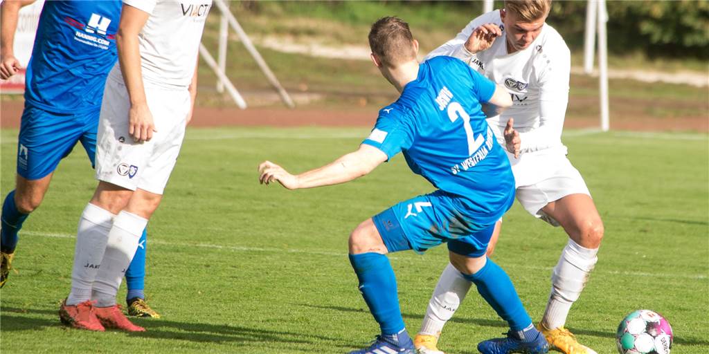 Klatsche für den TuS Haltern: Schon nach 33 Minuten steht es 0:3 Stefan Oerterer (2.v.l.), Nick Schorn (r.) und der TuS Haltern am See haben gegen Westfalia Rhynern deutlich verloren.
