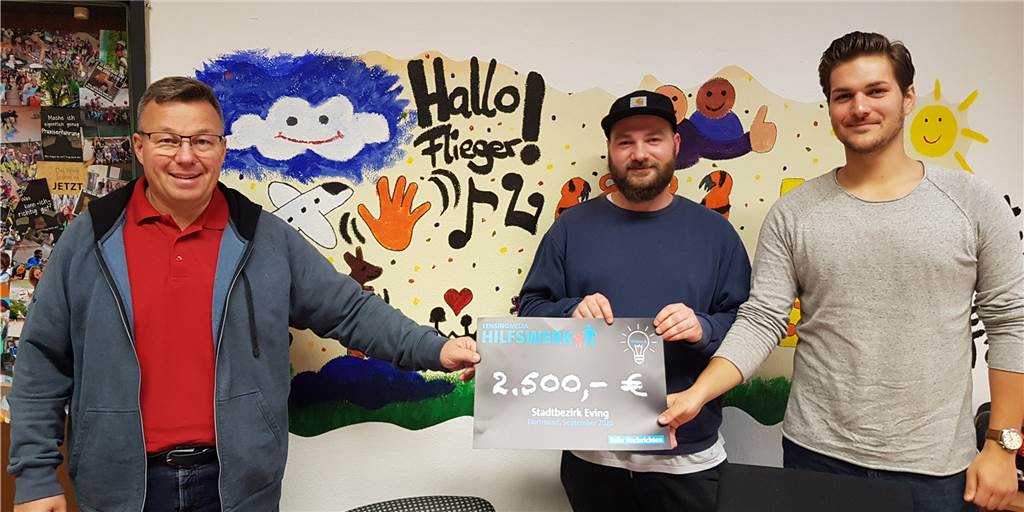 Lernferien: Dank Bildungsscheck kommen Schüler ihrem Traumberuf näher Evings Bezirksbürgermeister Oliver Stens (l.) übergab den Bildungsscheck des Lensing Media Hilfswerks in Höhe von 2500 Euro an Jakob Meder (Mitte) und Felix Hagedorn, die Organisatoren der climb-Lernferien.