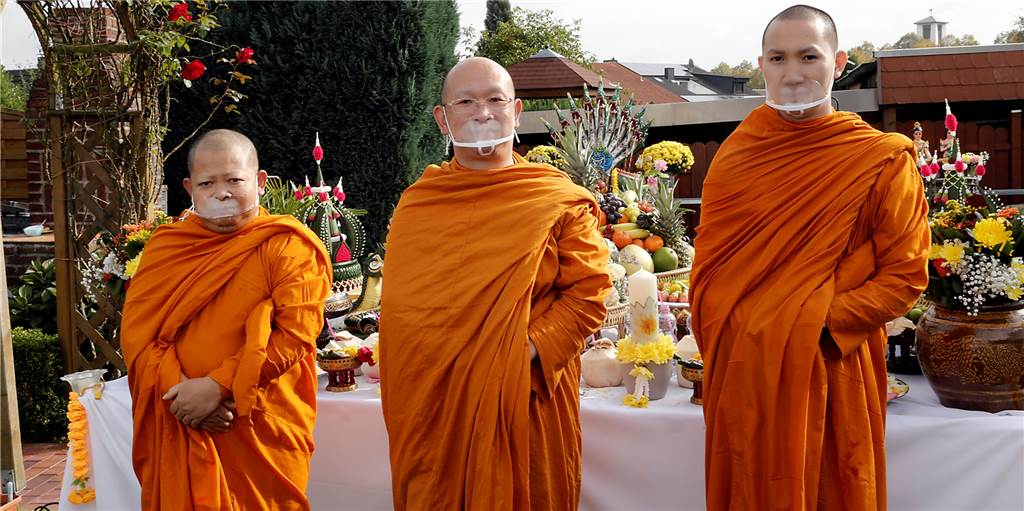 Buddhistische Mönche weihen neunköpfigen Glücksgott in Haltern ein Drei buddistische Mönche waren zur Einweihung der Heiligenfigur nach Haltern gekommen. Im Hintergrund ist die Heiligenfigur zu sehen.