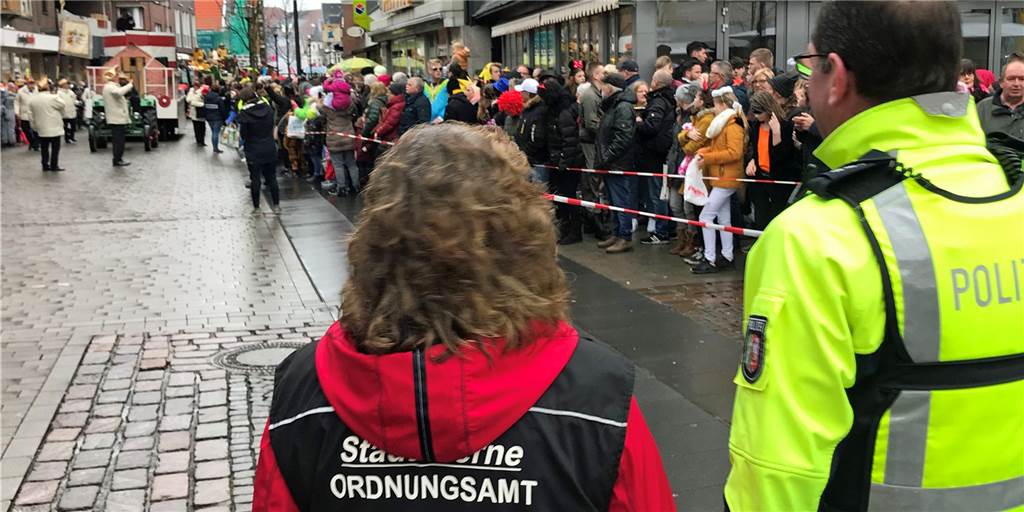 Umfrageergebnis: Viele Werner fühlen sich in der Innenstadt unsicher Mehr Präsenz von Ordnungsamt und Polizei, hier an Rosenmontag, wünschen sich viele Befragte in Werne.