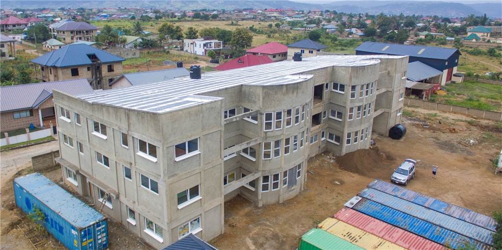 Verein für ein Krankenhaus in Ghana packt nun für die Inneneinrichtung Die Fassade muss noch gestrichen werden, auch innen fehlt noch die Einrichtung. Dennoch: Das Krankenhaus steht inzwischen.