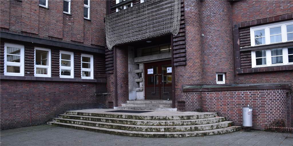 Unruhestörer und Müll: Zaun um Lüner Schule könnte helfen Häufig feiern die Jugendlichen unter dem Vordach der Schule.