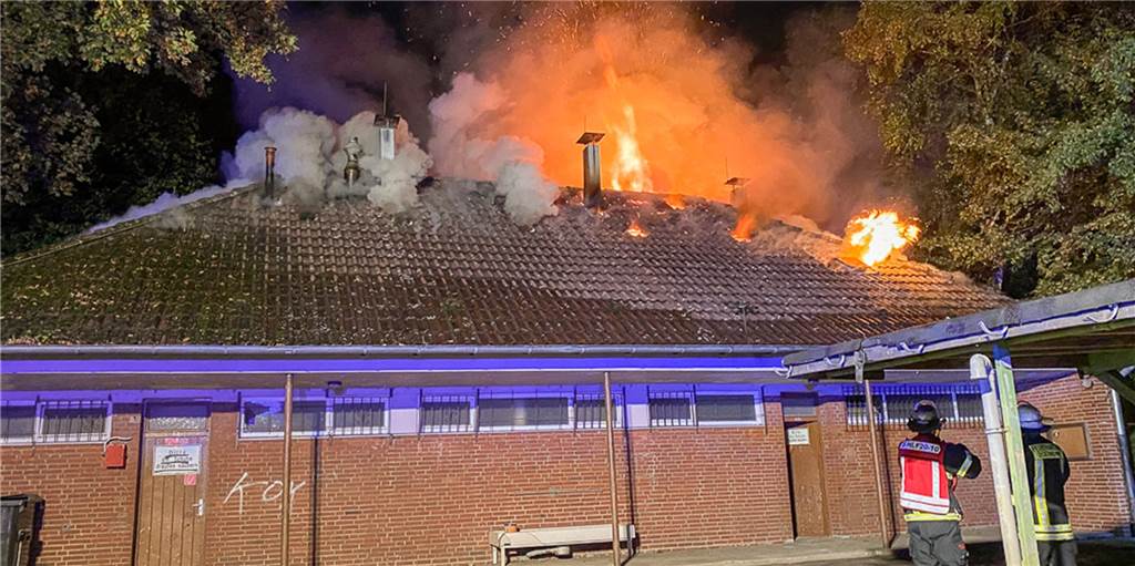 Nach Festnahme: Tatverdächtige der Kellerbrand-Serie wieder auf freiem Fuß Zwischen der Karinstraße und der Ostholzstraße hatte am Sonntag (11.10.) das Dach einer Sportplatz-Umkleide gebrannt.