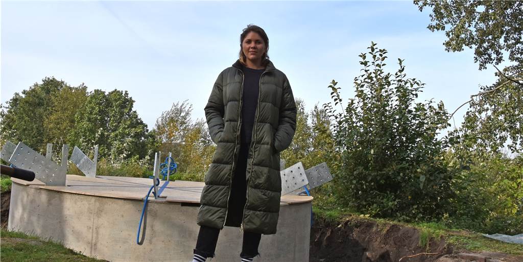 Der Bürgerpark Maria Lindenhof bekommt bald die Krone aufgesetzt Stadtplanerin Mila Ellee am "Krönungsort": auf dem Podest soll bald ein neues Kunstwerk errichtet werden.