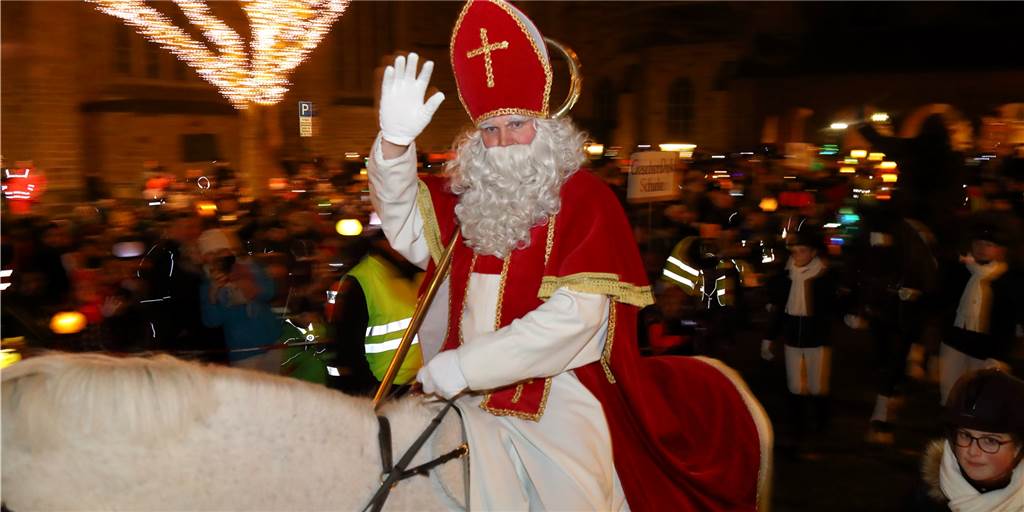 Corona: Nikolausumzug fällt aus – Kinder bekommen aber Nikolaustüten Der Nikolaus auf einem Schimmel, dahinter hunderte Kinder mit bunt leuchtenden Laternen beim Umzug: Das wird es 2020 nicht geben. Die Corona-Pandemie macht den Umzug unmöglich.