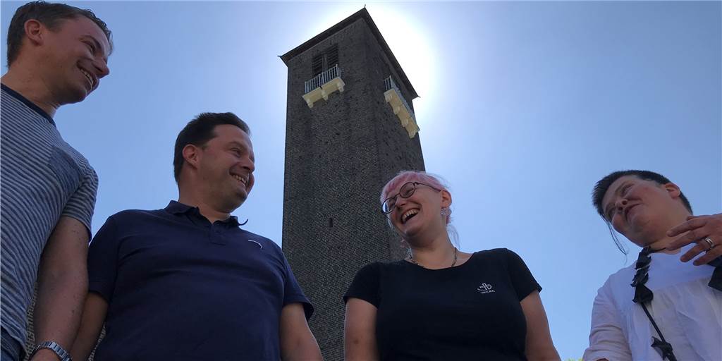 Corona und Kirchen: „Hut ab vor denen, die stundenlang für Hygiene sorgen“ Claudia Reifenberger (r.) und das Team der Evangelischen Kirchengemeinde im Norden Castrop-Rauxels auf einem Archivbild vor der Christuskirche in Ickern. Seit Monaten arbeiten die Pfarrer und die Gemeinden unter strengen Hygiene-Auflagen.