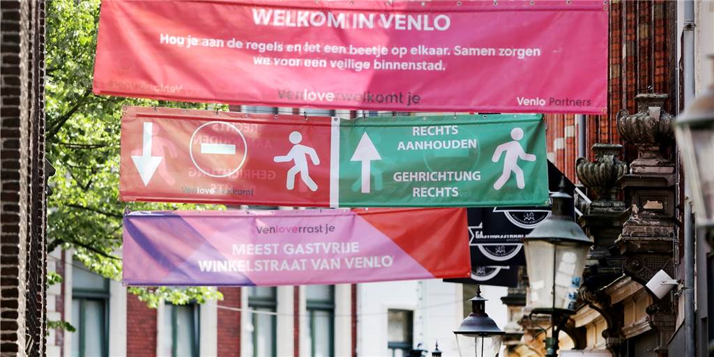 150 Corona-Tote in der letzten Woche in den Niederlanden -Teil-Lockdown Das mittlere der drei Banner über einer Fußgängerzone in der Innenstadt von Venlo fordert die Fußgänger auf, sich zur Eindämmung der Corona-Pandemie jeweils nur in einer Richtung zu bewegen.