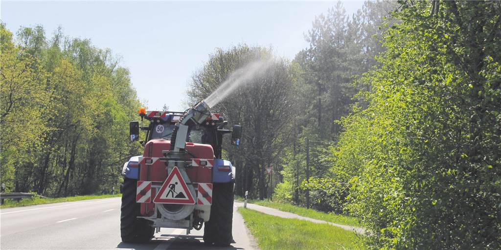 Straßen.NRW bekämpft Eichenprozessionsspinner in Haltern mit Biozid Das Biozid wurde mit einer Turbinenspritze versprüht.