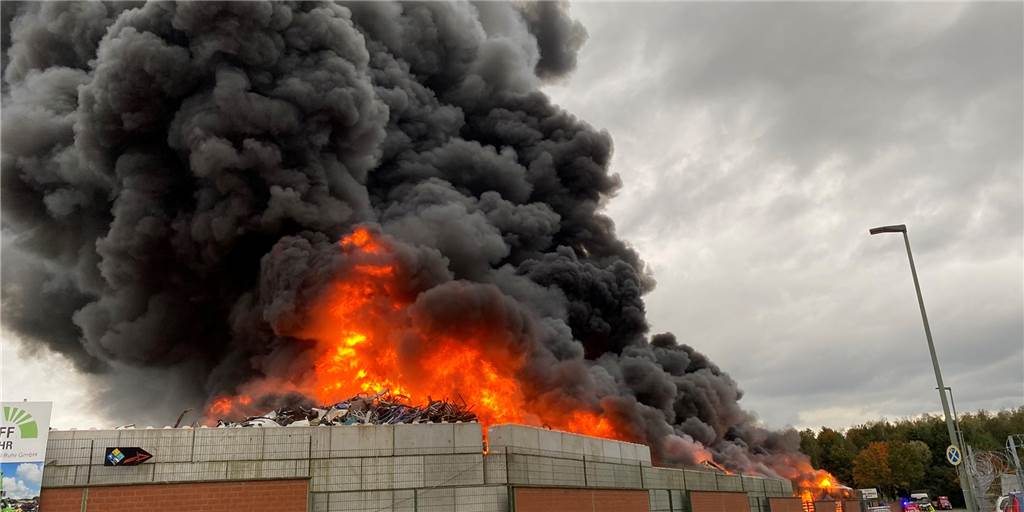 Schrottautos in Flammen: Großbrand im Industriegebiet in Gerthe Auf dem Gelände eines Schrotthändlers in Bochum-Gerthe brannte es am Mittwochnachmittag. Dutzende Schrottautos waren gegen 16.30 Uhr in Flammen aufgegangen. In der Spitze waren 200 Rettungskräfte vor Ort, um ein Übergreifen des Feuers auf Nachbarbetriebe zu verhindern.
