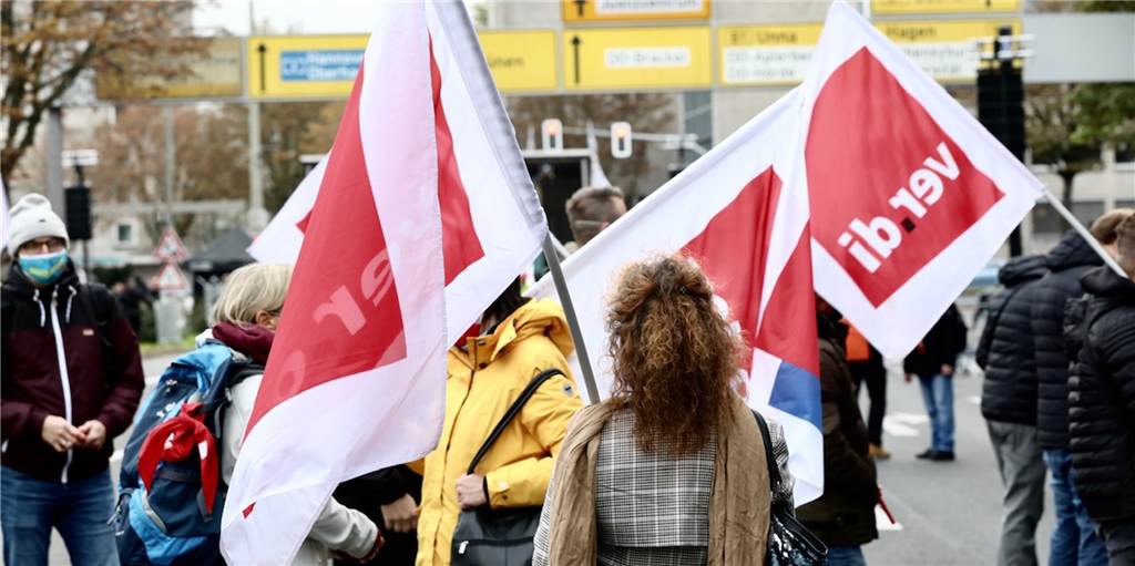 Voller Wall in Dortmund – aber ohne Autos: Der Warnstreik-Tag in Bildern Die Dienstleistungsgewerkschaft Verdi will höheren Lohn für ihre Mitglieder verhandeln. Dabei wird nun zum dritten Mal gestreikt.