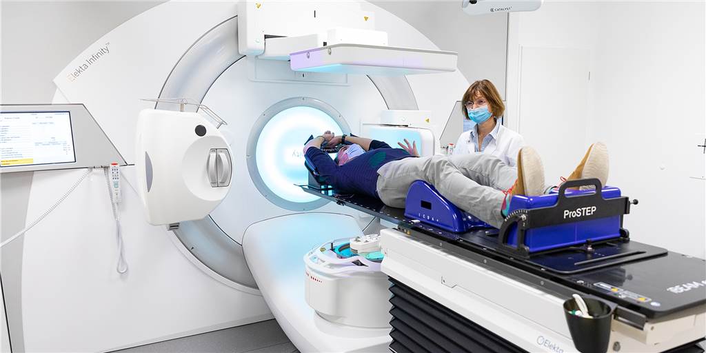 Neues Präzisionswunder schont Tumor-Patienten bei der Bestrahlung Der Linearbeschleuniger verbunden mit neuer Kontroll-Technologie arbeitet effizient und mit geringeren Nebenwirkungen.