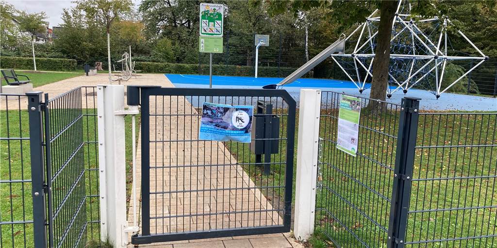 Spielplatz Auf dem Kelm: Verschlossenes Tor soll Ruhestörer aussperren Eingezäunt ist der Spielplatz Auf dem Kelm. Dauerhaft geschlossen ist er aber nicht.