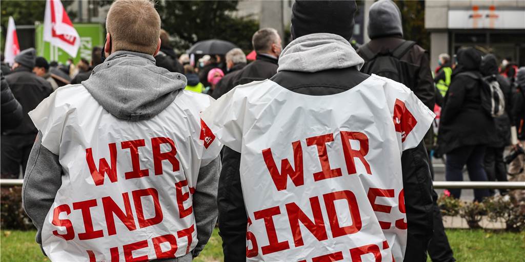 Ist der Warnstreik rücksichtslos? Hitzige Diskussion über Kolumne Zahlreiche Beschäftigte nahmen an den Kundgebungen in Dortmund teil.