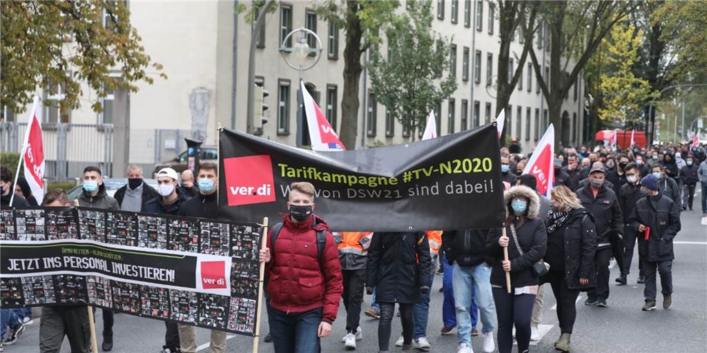 „Ihr gefährdet Menschenleben!“ - So lief der Streiktag in Dortmund Die Demonstrierenden kamen zusammen, um zur Kundgebung am Südwall zu laufen.