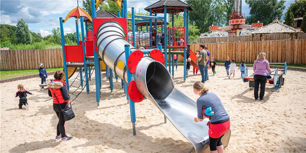 Was die Fünf-Personen-Regel für Spielplätze, Kirchen und Co. bedeutet Kinder dürfen auf Spielplätzen trotz der neuen Beschränkungen zusammen spielen.