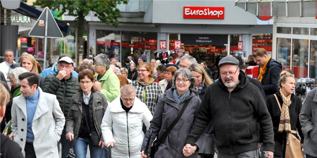 Streit zwischen Stadt und Land: Wie viele Einwohner hat Schwerte? Wie viele Schwerter gibt es? Das ist unklar. Diese Szene entstand vor der Corona-Pandemie an einem Brezelmarkt-Wochenende.