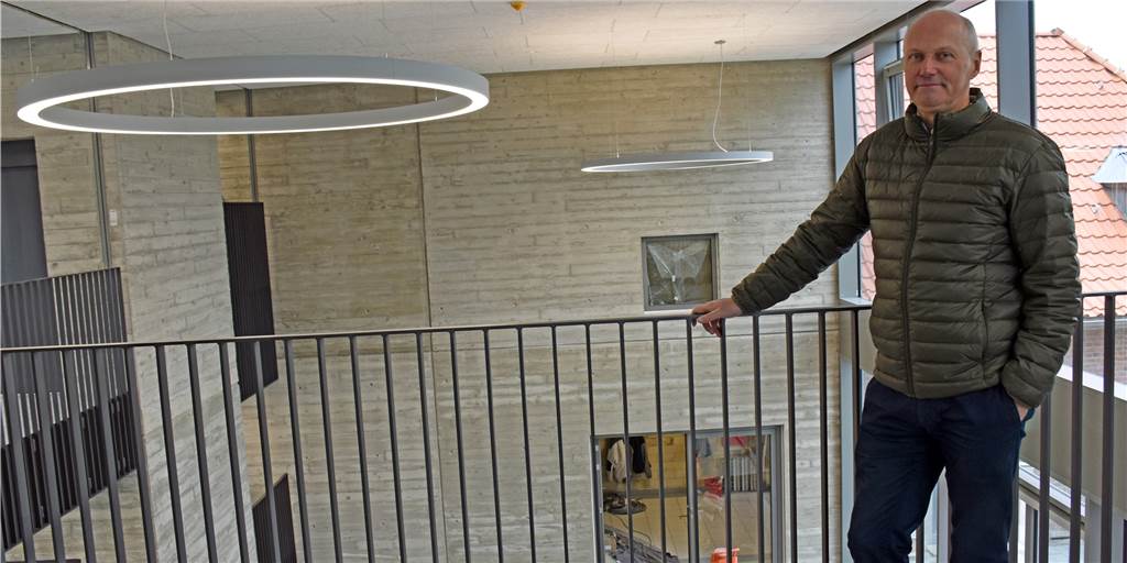 Neubau der Vitusschule: Lernen in Betongrau, Ziegelrot und Grasgrün Bauamtsleiter Dirk Vahlmann hat den Entwurf für den Neubau der St.-Vitus-Schule erstellt und zusammen mit dem Arbeitskreis aus der Politik die Materialien ausgesucht. Moderne LED-Lampen und Sichtbeton an den Wänden gehören dazu.