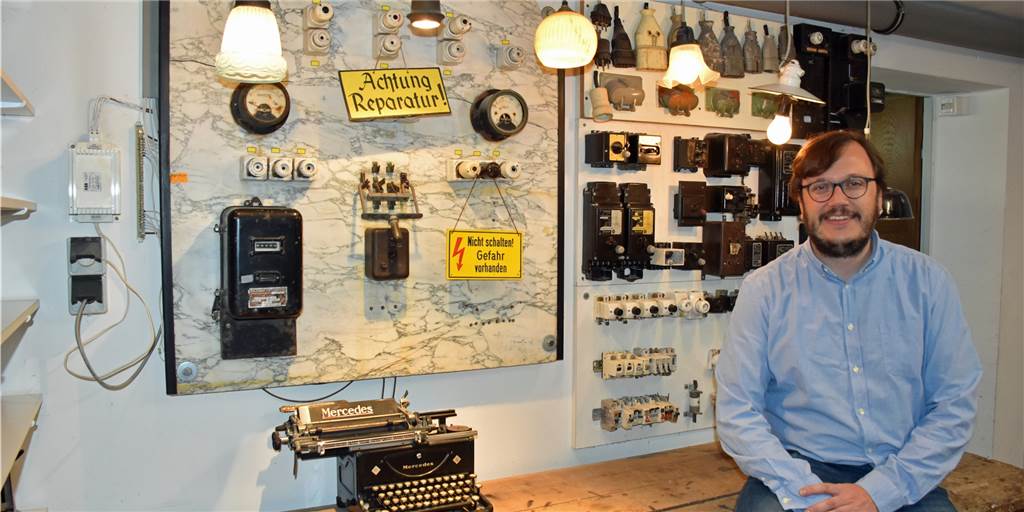 100 Jahre Elektro Harmeling: von der Steckdose bis zum Datennetzwerk Tobias Harmeling und seine Familie halten das kleine Museum, das Hubert Harmeling aufgebaut hat, in Ehren. Der Elektromeister hatte im Laufe seines Berufslebens viele „alte Schätzchen" vom Schalthebel über Warnschilder bis hin zur Sicherung gesammelt.