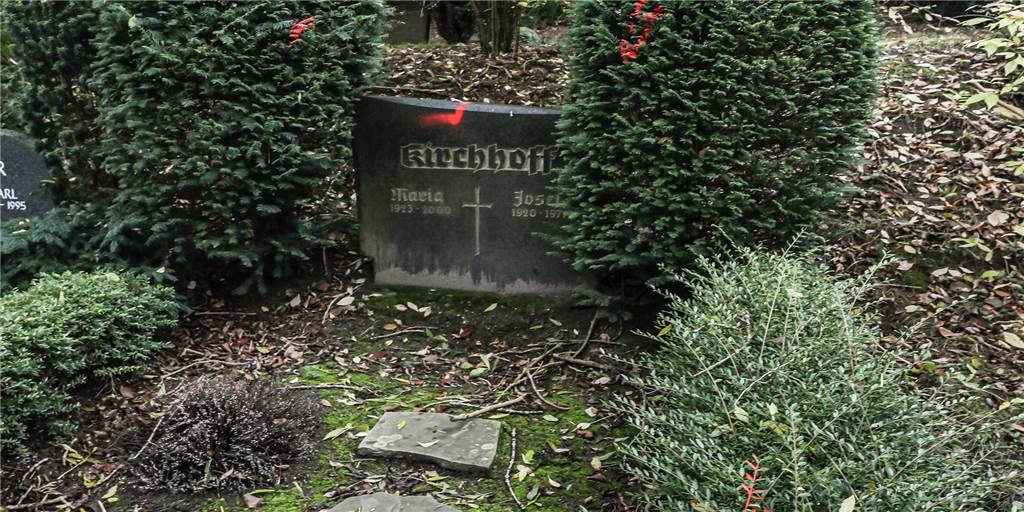 Dieses Grad auf dem Dortmunder Hauptfriedhof ist scheinbar durch Vandalismus in Mitleidenschaft gezogen. In Wahrheit sind es Markierungen.