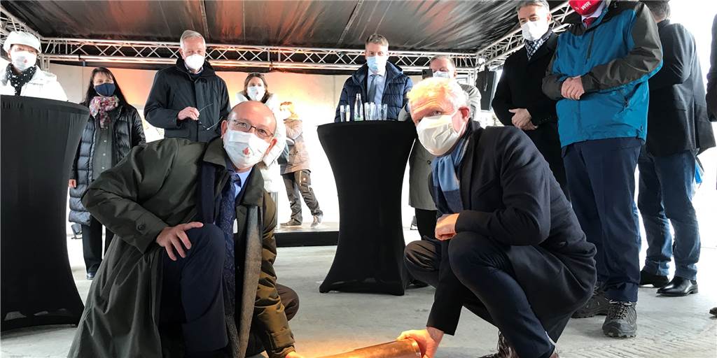 Corona-Maske in Grundstein am EvK-Gesundheitscampus versenkt Bernd Kaffanke (l.) und Heinz-Werner Bitter freuen sich mit Bürgermeister Kravanja und anderen Gästen der kleinen Feierstunde auf dem Baugelände. In der Kapsel, die im Grundstein des Gesundheitscampus liegt, versenkten sie neben einer Zeitung auch eine Corona-Maske.
