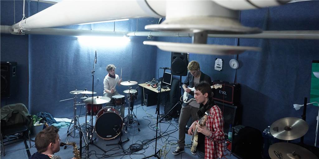 Drei Beispiele zur neuen 5-Personen-Regel: Was erlaubt ist – und was nicht Bandproben finden selten in gut belüfteten Räumen statt. Dürfen vier Kumpels aus vier Haushalten noch zusammen Musik machen?