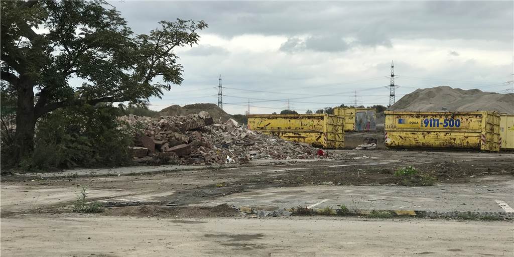 Nächster Schritt der Transformation: Abriss-Trupp verlässt Knepper-Gelände 16. Oktober: Auf dem Gelände des ehemaligen Kraftwerks Knepper ist in den vergangenen Wochen einer der letzten Hochbauten verschwunden. Das Verwaltungsgebäude mit der Pforte an der Oestricher Straße ist nur noch ein Haufen Schutt.