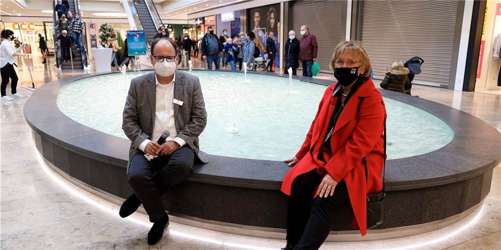 12 Meter lang, 6 Meter breit: In Dorsten plätschert ein neuer Brunnen In der Mitte der Mercaden soll der neue Brunnen zum Verweilen einladen (mit Centermanager Ralf Gertz und der stellvertretenden Bürgermeisterin Christel Briefs).