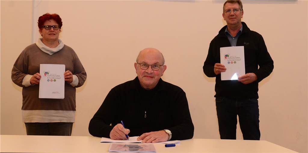 Schutzkonzept der Kirchengemeinde soll Sicherheit und Hilfestellung bieten Pfarrer Josef Leyer (M.) unterschrieb als Erster das Institutionelle Schutzkonzept der Pfarrgemeinde Heilig Kreuz Heek. Zufrieden mit dem Ergebnis sind auch Pastoralreferentin Mechtild Sicking und Thomas Löhring, stellv. Vorsitzender des Kirchenvorstands.