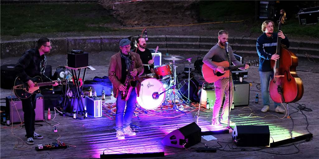 Viel Spielfreude und viel Beifall beim Saisonabschluss im Amphitheater Die Band Fifty Fingers Movin begeisterte im Amphitheater Maria Lindenhof.