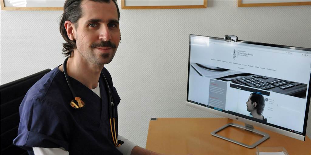 Unverschämt zum Praxis-Team: Corona-Tests für Reisende lösen Druck aus Dr. Stephan Wismann (Archivbild) in seiner Praxis. Am Samstag hatte er zur Infektsprechstunde geöffnet.