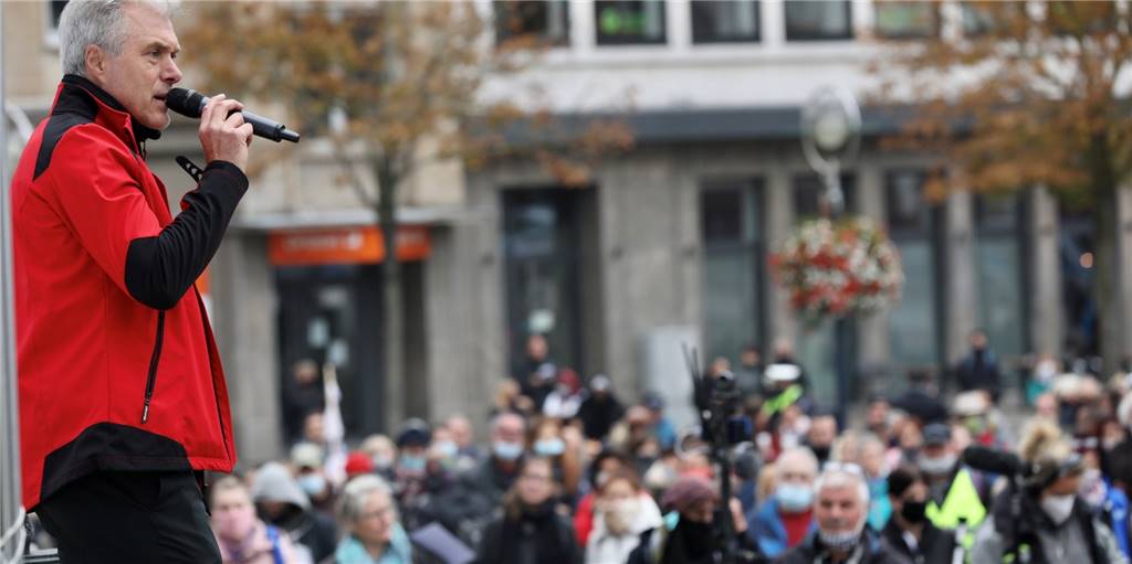 Weniger Teilnehmer als erwartet bei Anti-Coronaschutz-Demo - 200 ohne Masken Zu den Rednern bei der Demo gehörte auch Artur Helios, eine bekannte Figur in der Szene der Coronaschutz-Gegner. Zur Dortmunder Veranstaltung kamen laut Polizei unter 600 Teilnehmer - deutlich weniger als angekündigt. Die Veranstalter hatten 3000 Leute erwartet.