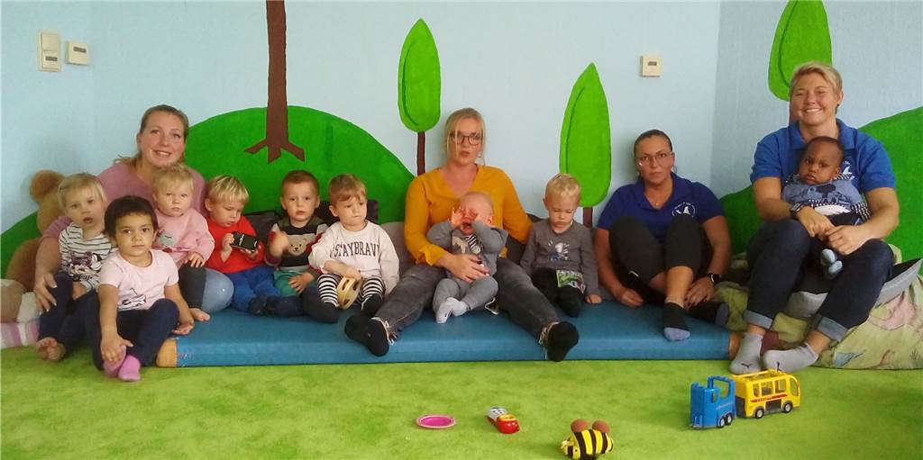 Kinderpflegestelle „Lummerland“ ist ins eks gezogen Die Tagesmütter (v.l.) Stephanie Kublun und Liane Kriegler freuen sich mit Maryna Urban und Christiane Bartel vom SV Derne über die neuen Räume neben dem Hallenbad "Die Welle".