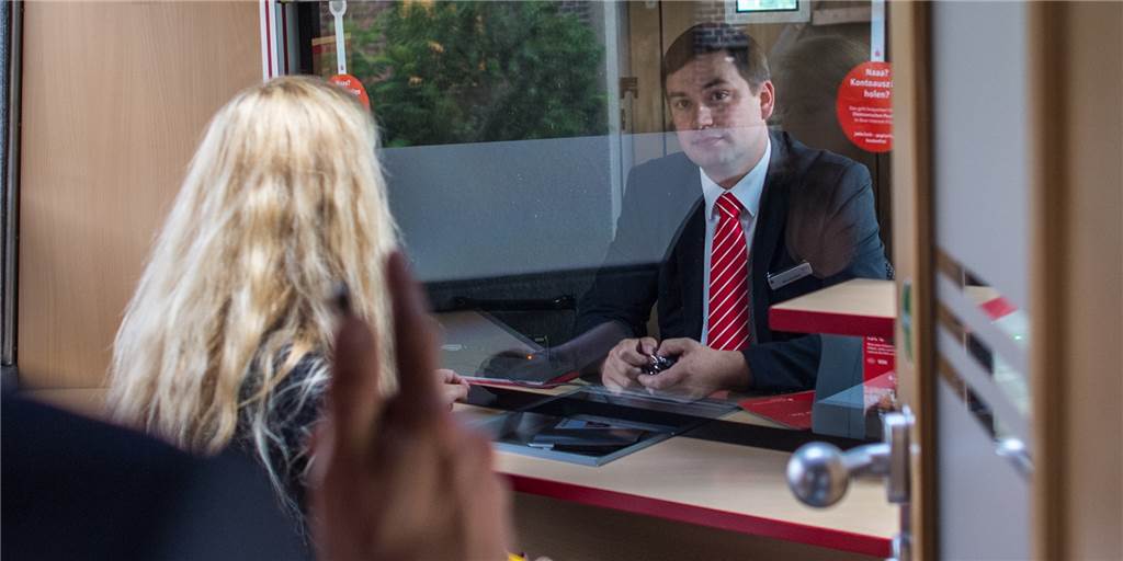 Wie viele Bankfilialen sind aus Dortmund verschwunden? Und welche? Ihre Anlaufstellen für den Kundenkontakt haben die Banken in Dortmund in den vergangenen Jahren deutlich reduziert. Seit 2010 verringerte sich die Zahl der mit Mitarbeitern besetzten Zweigstellen deutlich.