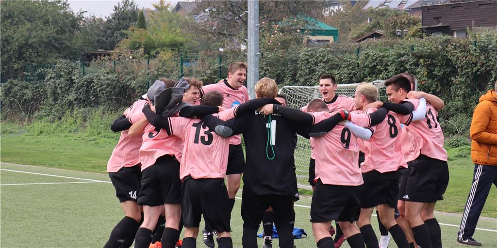 Hattrick und Premiere in pinken Trikots: Erster Sieg für den ETuS III Der ETuS Haltern III konnte am vergangenen Wochenende erstmals über einen Sieg jubeln.