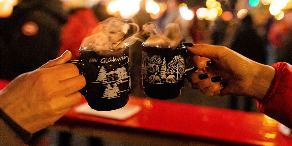 Corona soll neuen Weihnachtsmarkt bescheren – aber nicht jeder darf hin Auf dem neuen Weihnachtsmarkt in Dortmund darf Glühwein natürlich nicht fehlen.